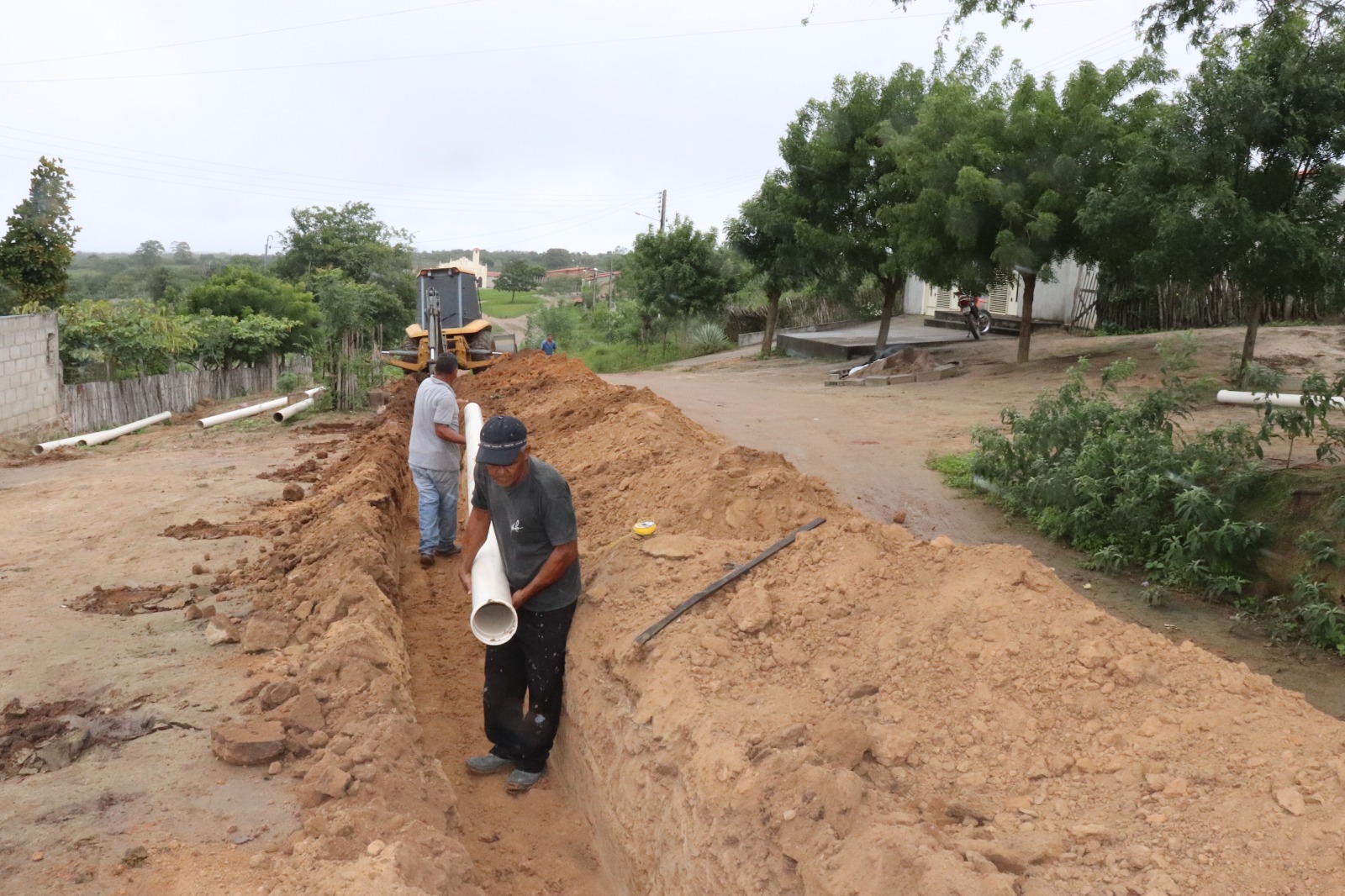 PREFEITURA MUNICIPAL DE CAMPO FORMOSO SEGUE REALIZANDO A IMPLANTAÇÃO E MANUTENÇÃO DA REDE DE ESGOTO DA SEDE E INTERIOR DO MUNICÍPIO