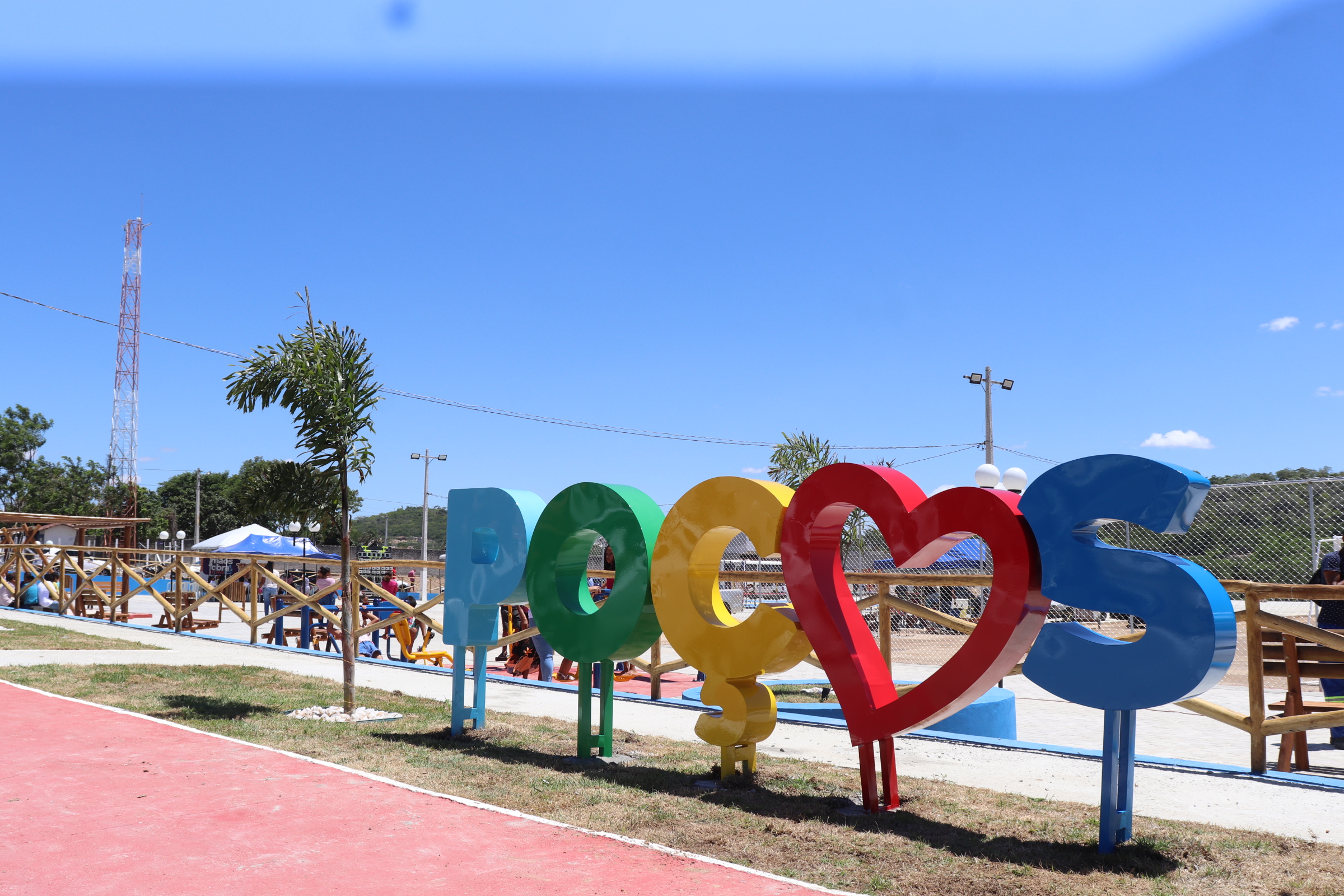 EM UMA MANHÃ EMOCIONANTE, GESTÃO MUNICIPAL INAUGUROU O COMPLEXO ESPORTIVO E DE LAZER DE POÇOS