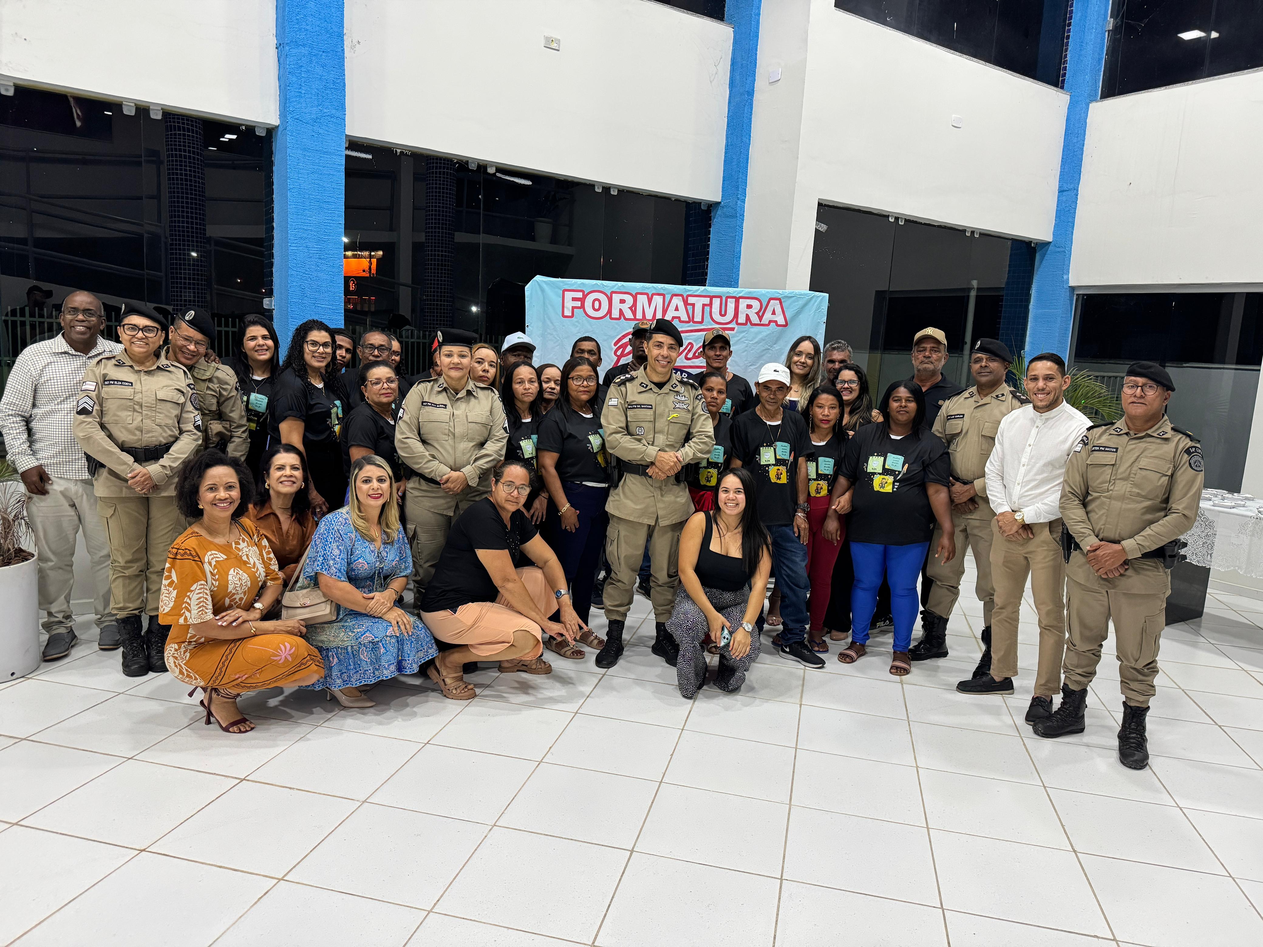 DUAS TURMAS DA EDUCAÇÃO DE JOVENS E ADULTOS FINALIZAM FORMAÇÃO DO PROERD E CELEBRAM FORMATURA