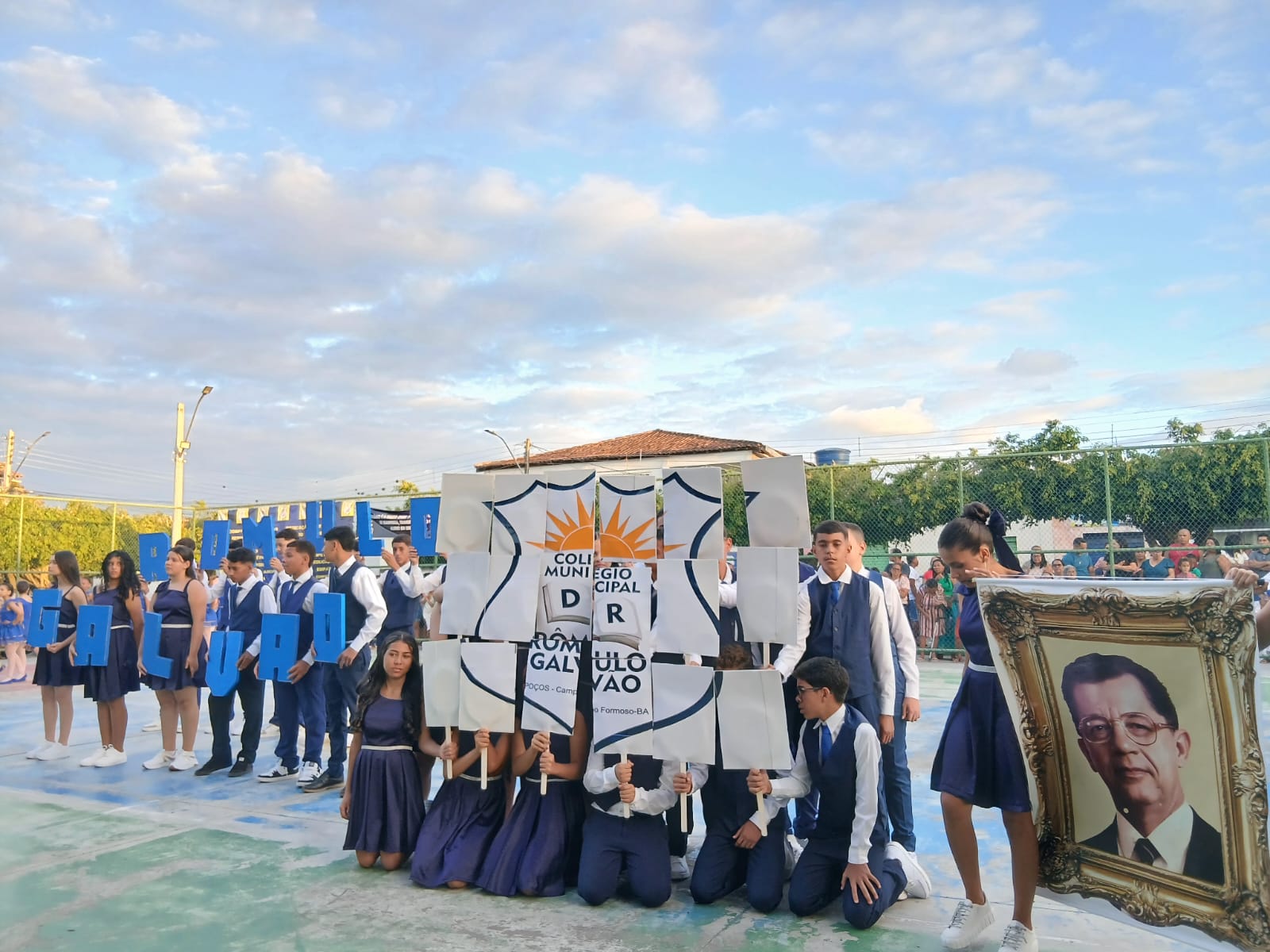 DESFILE CÍVICO MARCA OS 35 ANOS DO COLÉGIO MUNICIPAL DR. RÔMULO GALVÃO EM POÇOS
