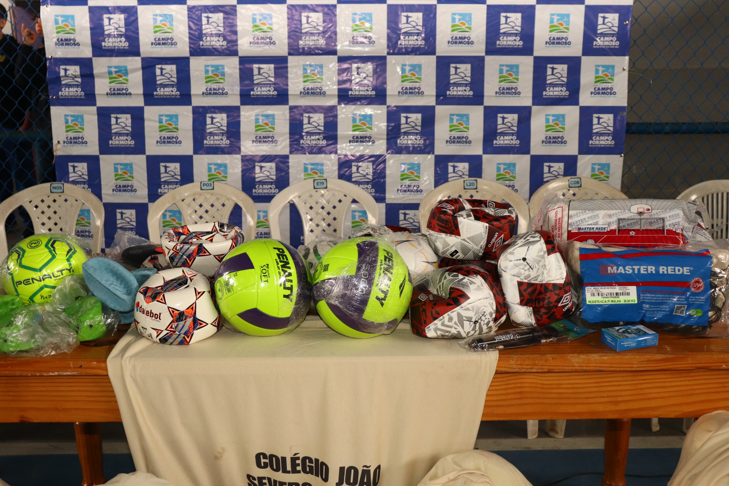 GESTÃO MUNICIPAL ENTREGA KITS ESPORTIVOS ÀS ESCOLAS MUNICIPAIS FRUTO DE INVESTIMENTO DE 1 MILHÃO DE REAIS