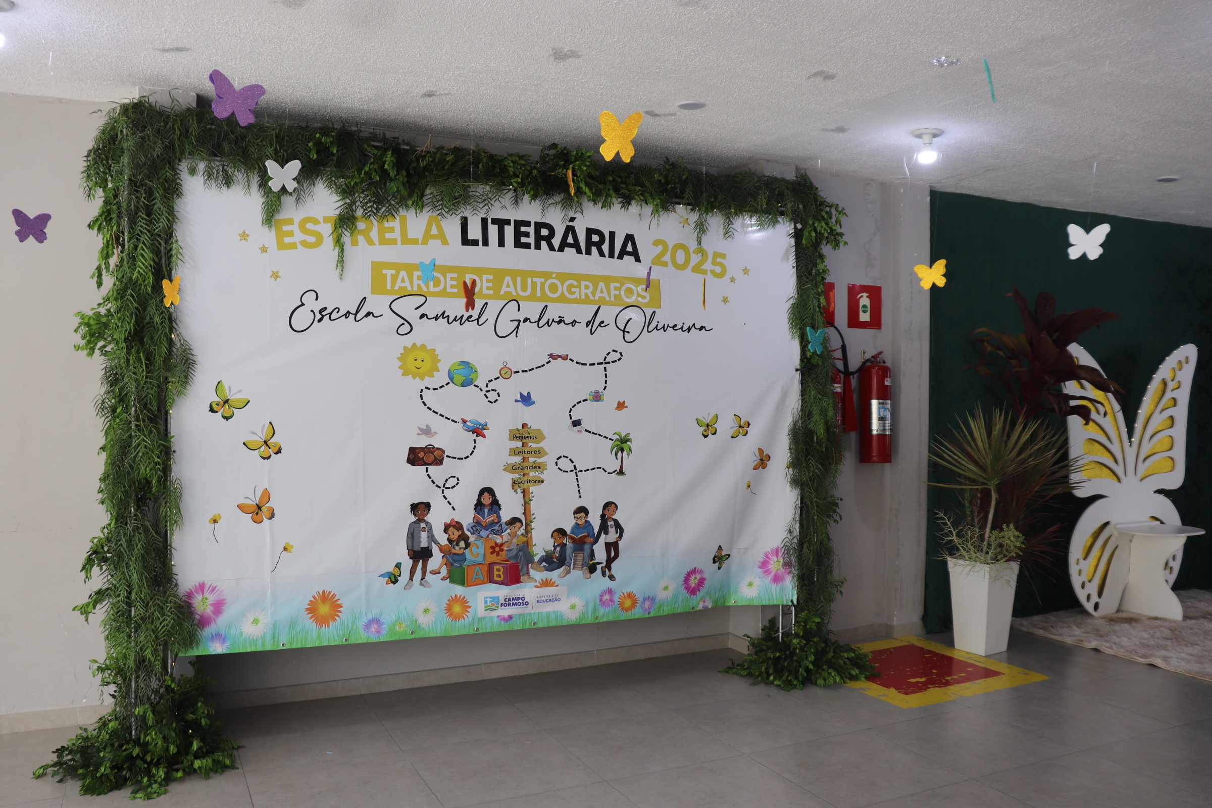 ALUNOS DE CAMPO FORMOSO PROMOVEM TARDE DE AUTÓGRAFOS NO CENTRO CULTURAL