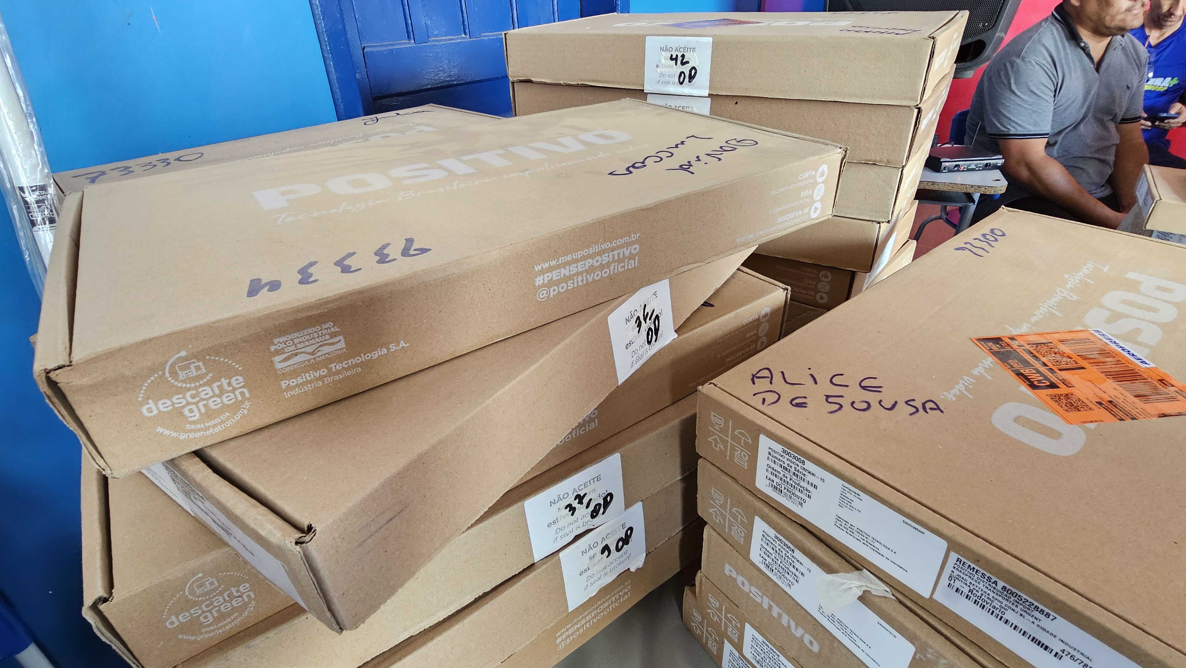 ALUNOS DE OLHO D’ÁGUA DAS POMBAS RECEBEM NOTEBOOKS NA TARDE DA ORDEM DE SERVIÇO PARA CONSTRUÇÃO DA PRAÇA DA LOCALIDADE