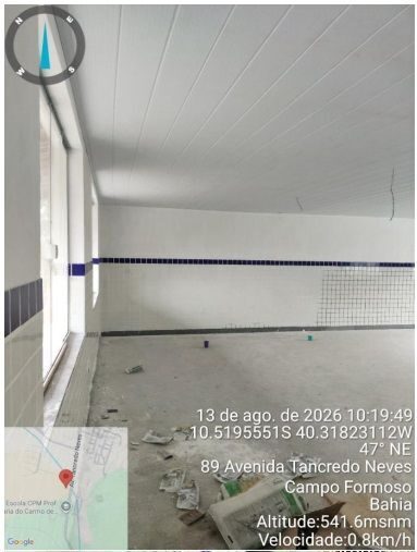 VISTA DE EXECUÇÃO DE REVESTIMENTO EM PASTILHAS CERÂMICAS EM SALAS DE AULA