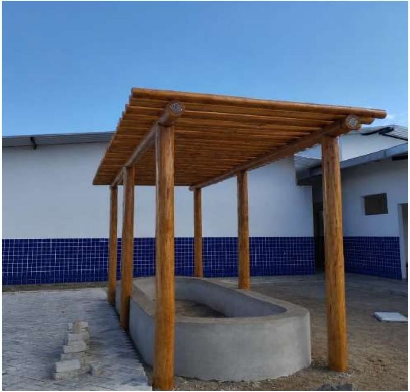 VISTA EM DETALHE PERGOLADO EM PÁTIO FRONTAL - SEDE